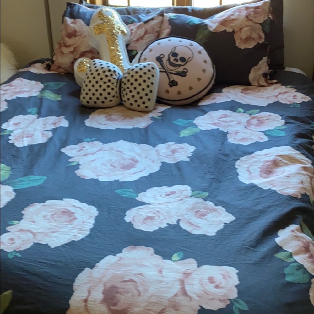 PB teen Emily & Merritt Bed of Roses duvet cover